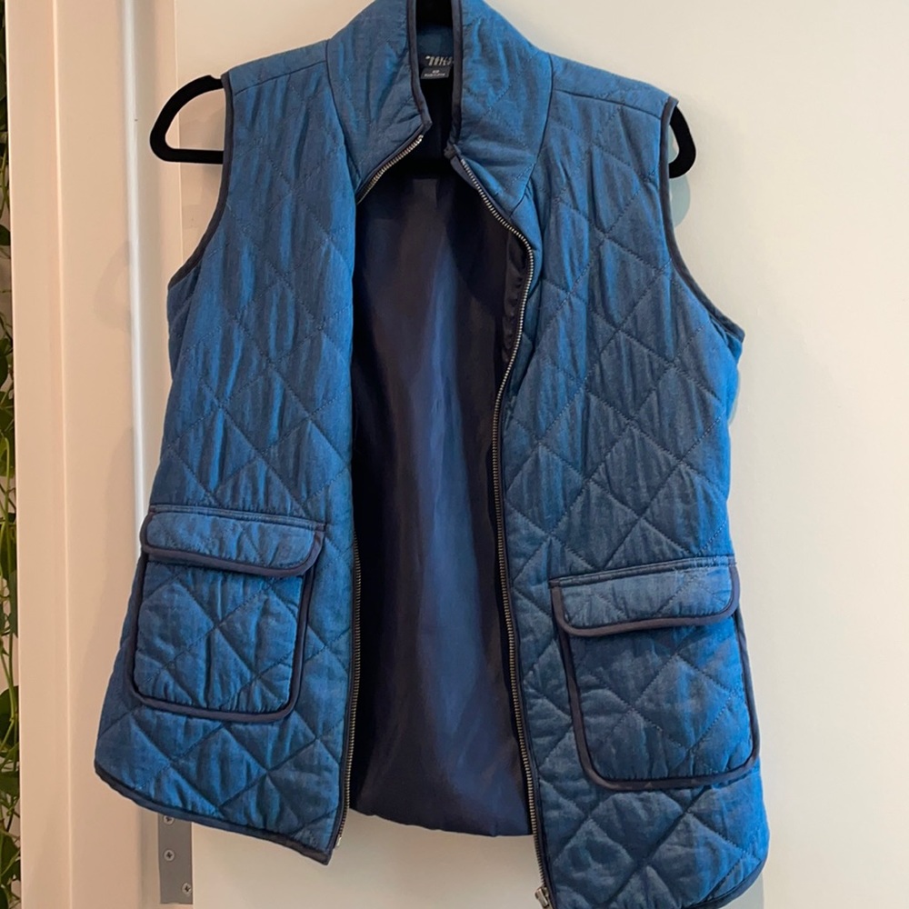 Blue zip up fall/winter vest with pockets
